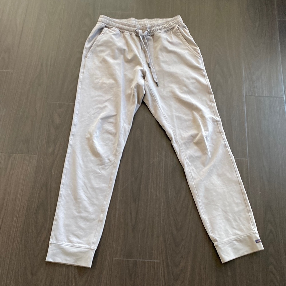 86% cotton, 14% spandex
Standard fit, made to move. excellent condition size s